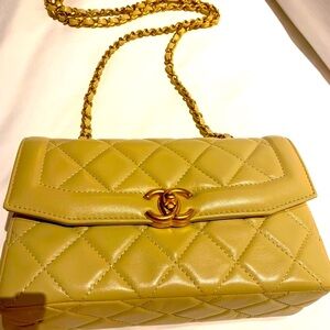 Absolutely stunning authentic, rare nude Chanel purse, with zipper and pockets